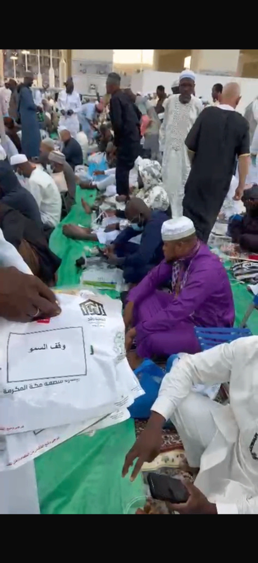 في أطهر البقاع.. وقف السمو يُفطّر الصائمين في المسجد الحرام